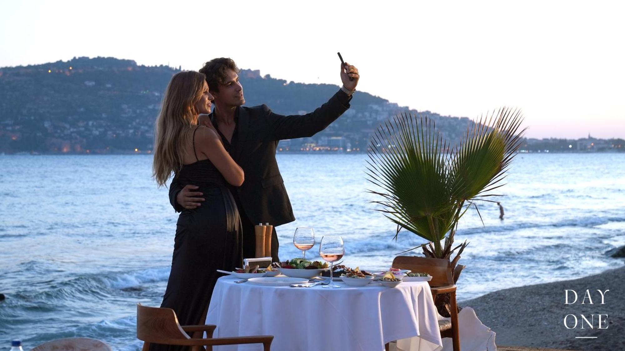 Day One Beach Resort & Spa - Adult Only Alanya Exterior foto A couple taking a photo together